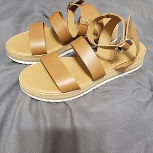 Like new brown/nude platform sandals